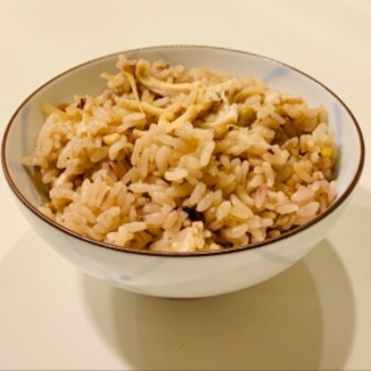 我が家は雑穀米なので他の方達よりご飯の色が濃いのですが(^^;  生姜がさっぱりして美味しいですね。油揚げも一緒に炊き込んでみました！